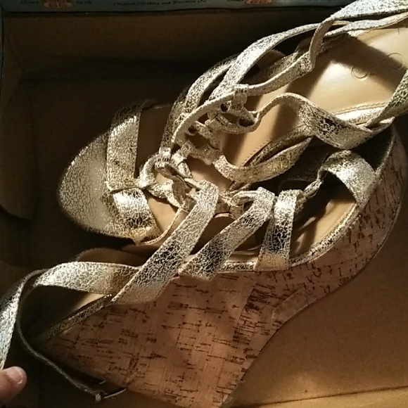 Womens Gold Wedge - Picture 1 of 3